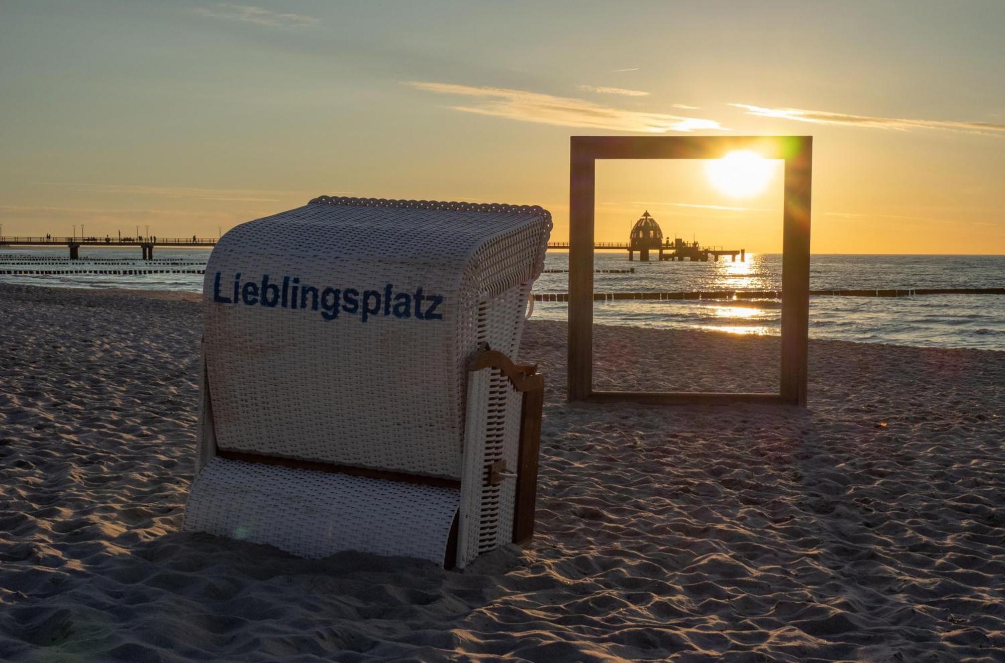 Krosse Krabbe an der Seebrücke Zingst Exterior foto